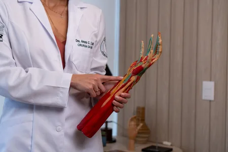 Dra. Amora Wolff explicando anatomia da mão